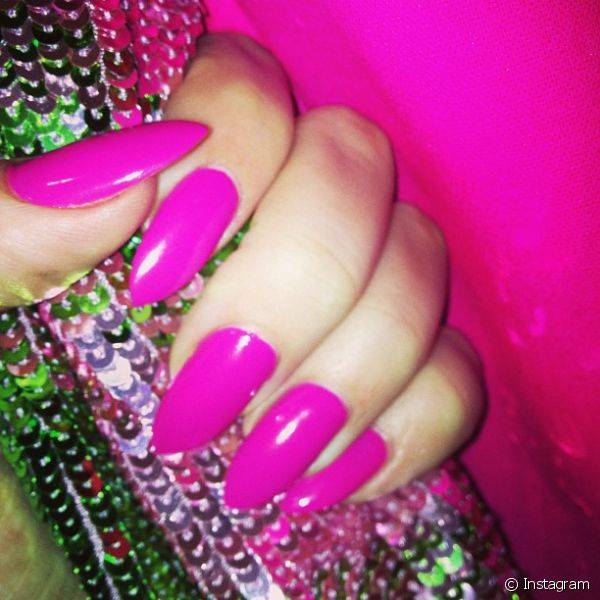 Khlo? exibe as unhas pintadas com um esmalte rosa brilhoso e bastante chamativo em formato stiletto numa de suas publica??es na rede social Instagram